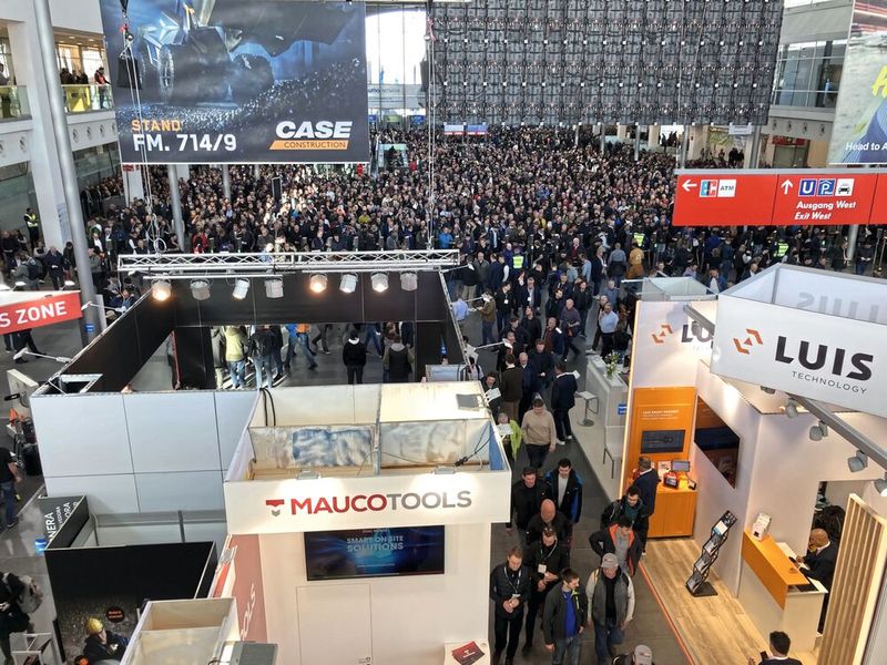 Am Dienstag, 8. April wartet eine halbe Stunde nach offiziellem Messebeginn eine große Menschenmenge darauf, aufs Bauma-Gelände zu kommen.  (Bild: dm/VCG)