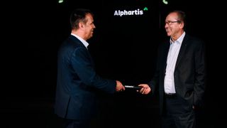 Stabübergabe: Rolf Heinzelmann (rechts) übergibt die operative Verantwortung an den künftigen Vorstandsvorsitzenden Albrecht Wollensak und wechselt in den Aufsichtsrat.  (Alphartis)