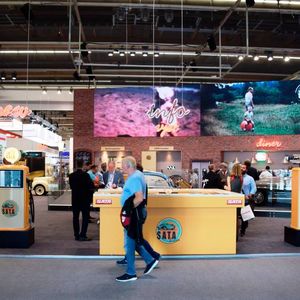 Der Messestand von Sata steht ganz unter dem Motto "Sweet Sixties" und nimmt damit Bezug auf die Oldtimer-Ausstellung in Halle 12.1 der Automechanika.(Bild:  Schweitzer)