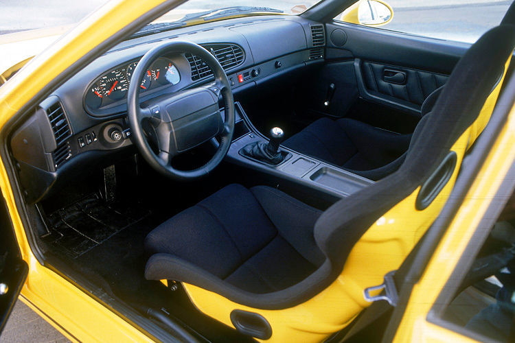 Blick ins Cockpit des 968 Turbo S Coupé im Jahr 1993. (Foto: Porsche)