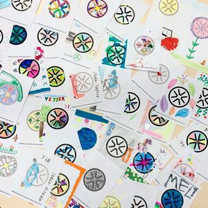 Die Autofamilie zum Anfassen und Bemalen: Nachdem das Autohaus Vetter seinen neuen Slogan publik gemacht hat, wurde das neue Logo unter anderem auch zur Malvorlage.(Bild:  Autohaus Vetter)