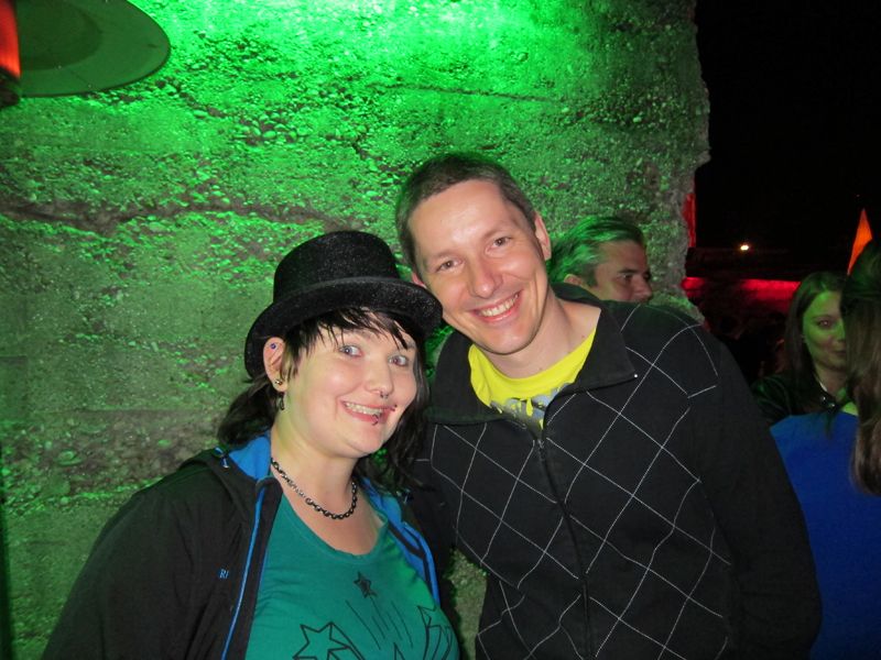 Carmen Hupel und Axel Schmidt, ASC Computersysteme, waren auch auf die Begabung der Wahrsagerin gespannt. (IT-BUSINESS)