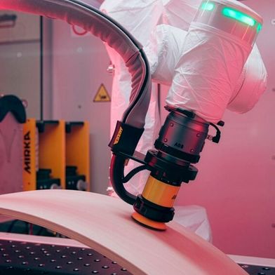 ABB Robotics informiert, dass man einmal mehr den Anwendern zugehört hat. So kann man nun in eine neue Roboterzelle investieren, die auch für KMU erschwinglich ist und die das aufwändige Schleifen und Polieren automatisch besorgen kann. (Bild: ABB)