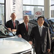 Martin van Vugt, COO Kia Motors Deutschland, Harald J. Frings, Geschäftsführer Hannover Leasing Automotive und Jack Kim, CEO Kia Motors Deutschland (v.l.). (Archiv: Vogel Business Media)