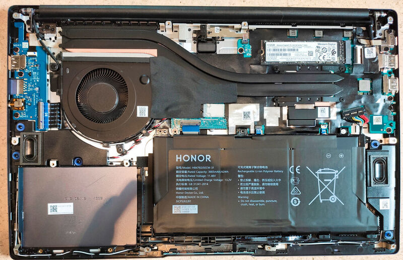 Das Innenleben des MagicBook 15. Die SSD und der Akku sind leicht austauschbar. Unten links neben dem Akku wäre noch Platz für ein 2,5-Zoll-Laufwerk. Aber es gibt keinen SATA-Anschluss. (Vogel IT-Medien)