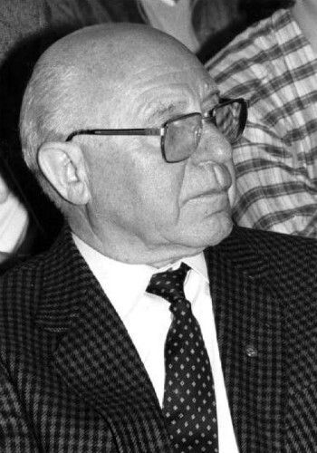 Auf Initiative des Kfz-Unternehmers Adelbert Moll (1907-1995) startet am 1. September 1963 die kaufmännische Weiterbildung für den Kfz-Nachwuchs. Als eigener Fachzweig umfasst der erste Jahrgang 26 Schüler in zwei Klassen an der privaten Höheren Handelsschule Calw (Spöhrerschule). In den 1960er Jahren melden sich jedes Jahr zwischen 30 und 50 Absolventen neu an. Das Gewicht des Zweiges an der Schule wächst. (Foto: BFC)