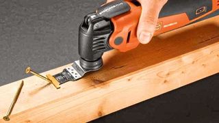 Fein präsentiert das neue Sägeblatt E-Cut Carbide Pro BiM-TiN mit Starlock-Aufnahme. Seine Hartmetallverzahnung mit TiN-Beschichtung macht es robust und unempfindlich, wodurch es laut Fein auch extrem langlebig ist. Selbst harte und abrasive Werkstoffe ließen sich damit bearbeiten. (Fein)