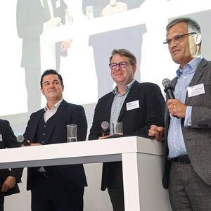 V. r.: Im Rahmen einer Podiumsdiskussion, geleitet von ZDK-Haupgeschäftsführer Kurt-Christian Scheel, berichtete Carsten Müller, Mitglied des Bundestags (MdB) und Vorsitzender des Parlamentskreises Automobiles Kulturgut im Deutschen Bundestag (PAK), über das Thema Oldtimer aus gesellschaftspolitischer Sicht. Matthias Kemmer, Vorsitzender des Ausschusses „Oldtimer“ im ZDK, appellierte an Oldtimerbetriebe, verstärkt selbst auszubilden. „Wesentliche Teile der Bevölkerung stehen der Oldtimerei offen gegenüber“, stellte Christian Sauter, ebenfalls MdB und PAK-Mitglied, klar.  (Bild:  Dominsky –  »kfz-betrieb«)