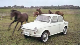 1962 startete die ersten Colt-Generation als zweitüriger Kleinwagen mit der Bezeichnung „600“. (Bild: Mitsubishi Motors)