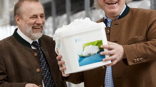 Mit einer neuen in Sachsen-Anhalt entwickelten „Zauberwatte“ gegen Öl- und Chemikalienverschmutzungen hat es der deutsche Chemiker Günter Hufschmid unter die Finalisten in der Kategorie „Kleine und mittelständische Unternehmen (KMU)“ geschafft. Hire zusammen mit Ernst Krendlinger.  (EPO)