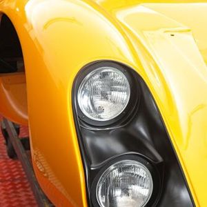 Kreisel Evex 910e: Der Elektromobilitäts-Spezialist Kreisel hat einen EVEX-Porsche 910 vollständig zum elektrischen Supersportwagen umgerüstet. Der Kreisel EVEX 910e schafft mehr als 300 Kilometer pro Stunde, beschleunigt in 2,5 Sekunden von 0 auf 100 und verfügt im Gegensatz zum historischen Original von Porsche über eine Straßenzulassung (H-Kennzeichen).(Bild:  EVEX Fahrzeugbau GmbH)