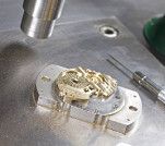 Verzieren der Werkbrücken mit Dekorschliffen.  (Bild: Junghans)