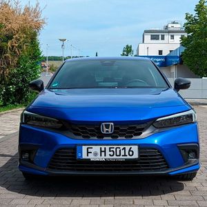 Mit der nach vorne abfallenden Motorhaube wirkt die Civic-Front unharmonisch.(Bild:  Rosenow – VCG)