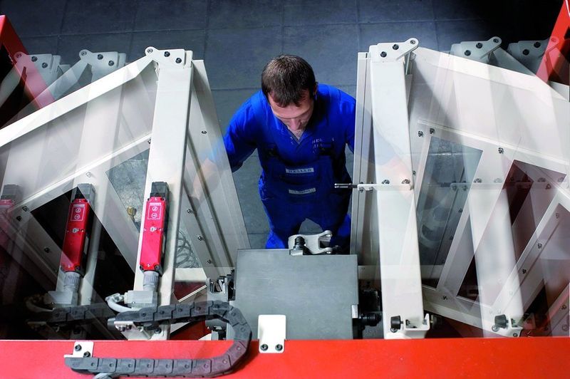 Bild 3: Eine Linearführung soll dafür sorgen, dass die Türen zum Rüstplatz leichtgängig und einfach zu bedienen sind. (Archiv: Vogel Business Media)