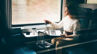 Ob unterwegs, zuhause oder im Büro: Mit dem Igel UD Pocket können Mitarbeiter auch mit privaten Geräten von überall aus arbeiten. (Bild: Mariia Korneeva - stock.adobe.com)