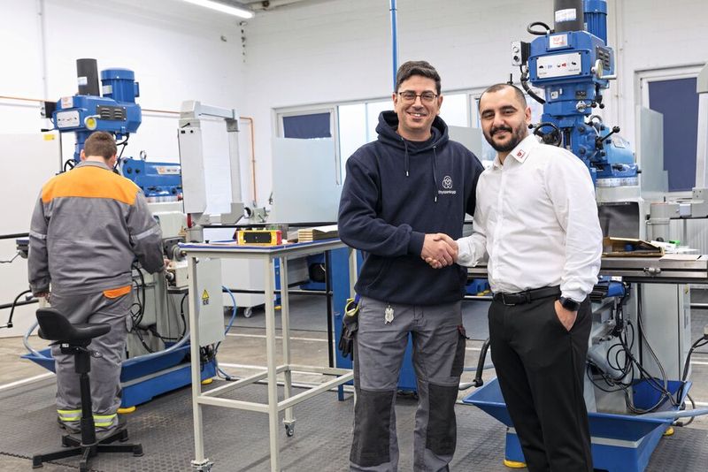 Cahit Kaan Akyüz, Ausbilder bei der tkMSS und Dogukan Kilic, Vertriebsmitarbeiter bei Knuth. (Bild: Knuth Werkzeugmaschinen)