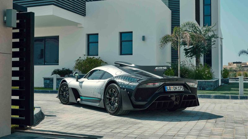 Das Hypercar ist zwar für den Straßenverkehr zugelassen. Die Chance, einen Mercedes-AMG One vor einer Hauseinfahrt parken zu sehen, dürfte angesichts der kleinen Stückzahl sehr gering sein.  (Bild: Mercedes-Benz)