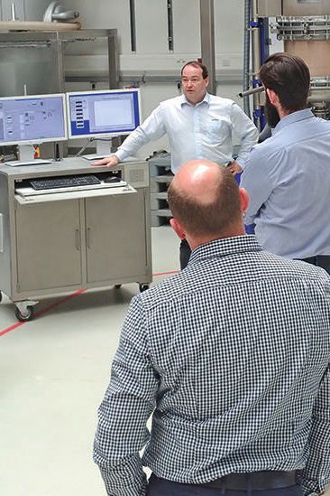 Ein Vertreter von Zeppelin erklärt die Fertigungsanlage für die Back- und Süßwarenproduktion. Aufmerksame Zuhörer sind die Vertreter der drei Softwareunternehmen. (Bild: Oliver Thiel/Zeppelin)