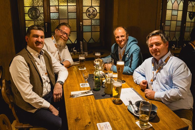 Der Abend steht ganz im Zeichen von Networking und angeregtem Austausch. (Bild: Stefan Bausewein)