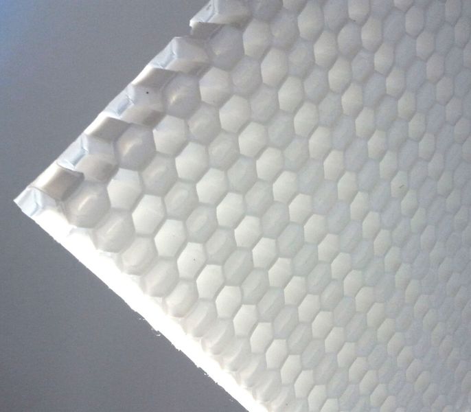 Wabenkern aus Polypropylen	Als Wabenkernmaterial ist Polypropylen unempfindlich gegen Freuchtigkeit und mechanisch deutlich belastbarer als Papier. Sandwichplatten mit Wabenkern aus Polypropylen nehmen es auch mit Vollspanplatten auf. (Bild: Thermhex)