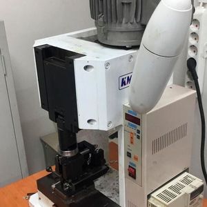 KMS fertigt automatische und manuelle Pressen (Foto) für das Crimpen von Kabelenden. In beiden Ausführungen wird der Colibri-Summenzähler von Hengstler verbaut.