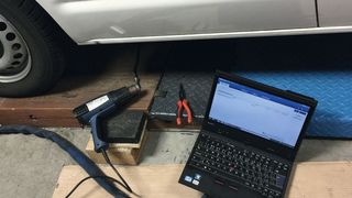 Ein simpler Temperatursensor im Abgasstrom des VW T5 hatte eine Macke. Besser gesagt: Er wies einen „Drift“ auf. Die originale „Odis“-Diagnose brachte einen VW-Partner nicht zum Diagnoseziel. Das Team von FCD jedoch fand den ungewöhnlichen Fehler auf simple Art und Weise. (Bild: FCD)