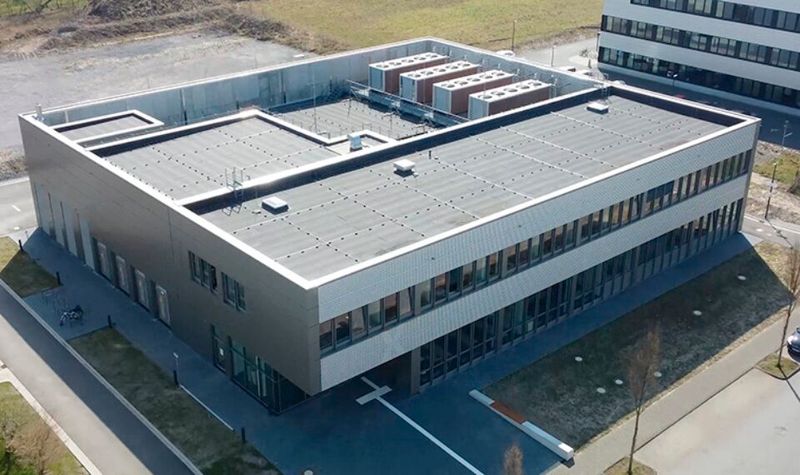 Für Schulklassen der Oberstufe, Berufsschulen sowie Kurse von Fachhochschulen und anderen Universitäten bietet das Paderborn Center for Parallel Computing die Integration eines Rechenzentrumsbesuchs in den Lehrplan beziehungsweise IT-Unterricht an: 