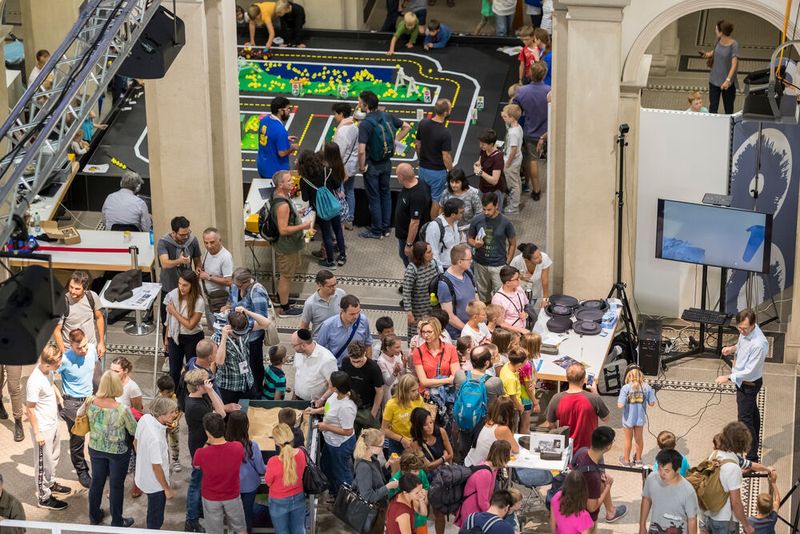 Die Scientifica 2023 lädt Gross und Klein an das grosse Wissenschafts-Festival zum Mitdiskutieren und Mitmachen ein. (Bild: ETH Zürich)