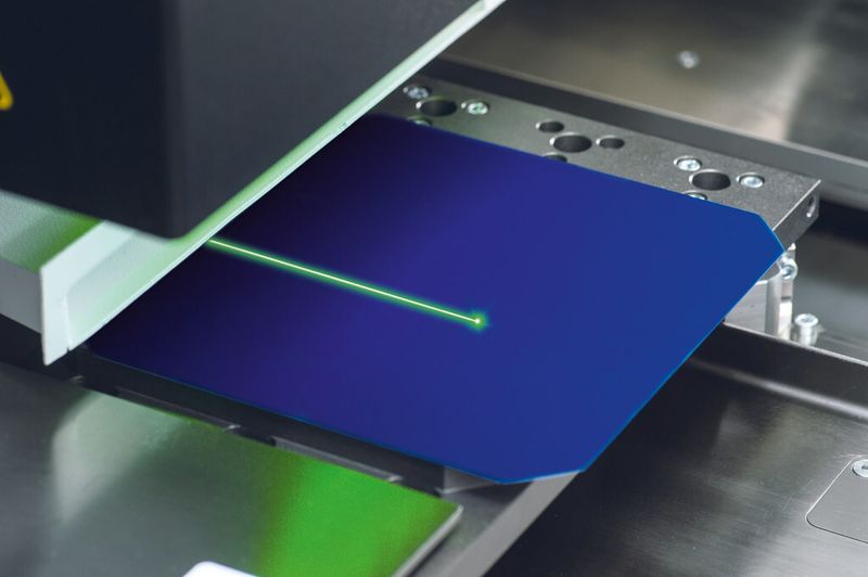 Bei der PECVD-Beschichtung stand im Forschungsprojekt vor allem die Produktivität der Anlagentechnik auf hohem Qualitätsniveau unter Produktionsbedingungen im Vordergrund. (Bild: Manz AG/Innovationsallianz Photovoltaik)