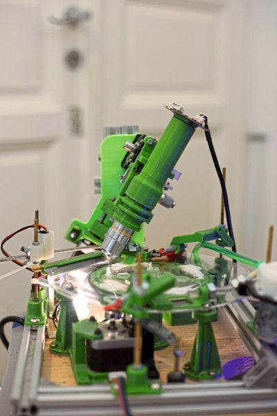 Das Innenleben der Pollenfalle mit der rotierenden Glasplatte und dem digitalen Durchlichtmikroskop. (Cao Nam)