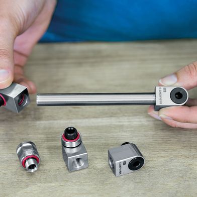 Die Winkelanschlüsse von Meusburger bieten im Vergleich zu herkömmlichen Lösungen deutlich mehr Durchfluss, Langlebigkeit und konstruktive Freiheit.  (Bild: Meusburger)