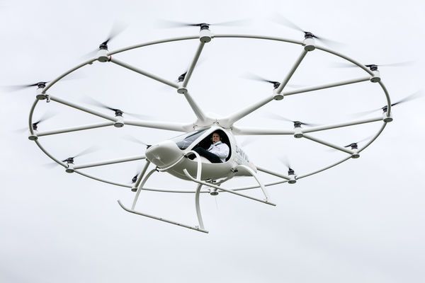 Der elektrische Volocopter fliegt zum ersten Mal bemannt: Das Fliegen für Jedermann rückt in greifbare Nähe. (E-volo/Nikolay Kazakov)