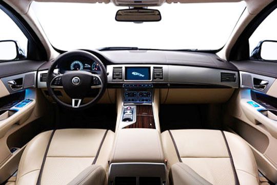 Neue Sachlichkeit: Das Cockpit des XF Sportbrake verzichtet auf unnötige Schnörkel. (Jaguar)