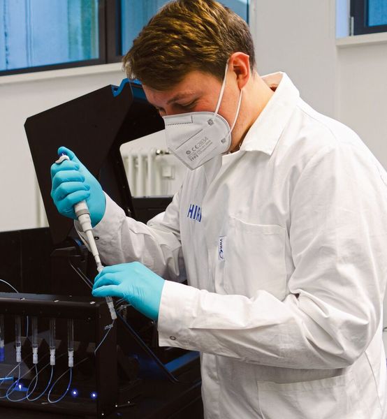 Lukáš Pekárek, einer der Autoren der Studie, untersucht mithilfe von optischen Pinzetten RNA-Funktionen und molekulare Strukturen in atomarer Auflösung.  (Bild: HIRI / Britta Grigull)