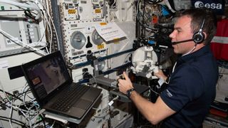 Für das Experiment „Surface Avatar“ kommandierte der schwedische ESA-Astronaut Marcus Wandt von der Internationalen Raumstation (ISS) aus verschiedene Roboter-Systeme. (Bild: DLR)