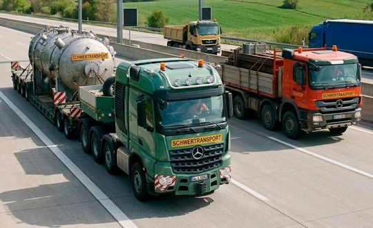Die Autobahnen in einigen Bundesländern sind seit der Aufhebung des Sonntagsfahrverbots voller mit Lkw als sonst, damit das Problem mit dem Niedrigwasser in Deutschlands Flüssen nicht zu Versorgungsengpässen führt. Doch es gibt auch Stimmen, die sagen, dass das nicht viel nützt ...(Bild:  KI-generiert)