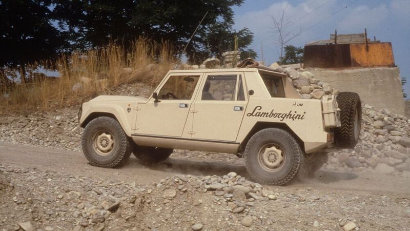 Aus dem Cheetah entstand 1981 der Prototyp LM001, noch mit einem 5,7-Liter-V8-Motor der American Motors Corporation. Bereits im Folgejahr stellte Lamborghini den Prototyp LMA auf dem Genfer Auto-Salon mit dem 4,8-Liter-V12-Motor mit 276 kW (375 PS) aus dem Lamborghini Countach LP500S vor. (Bild: Lamborghini)