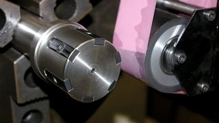 Die Versuche zum Mikrofinishen der Führungsleisten fanden auf 
einer horizontalen Tiefbohrmaschine statt. Die Andrückrolle (rechts) wird radial gegen den Spanndorn zugestellt.  (Bild: ISF)