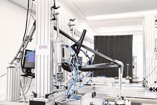 Versuchsaufbau einer Prüfmaschine(Bild:  Dr. Strecker/EFBE Prüftechnik)