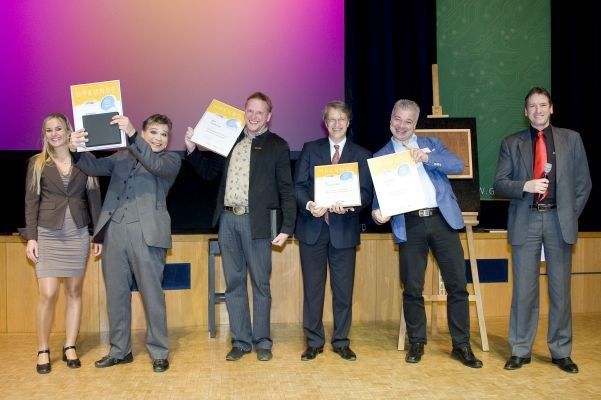 Verleihung des Best-Speaker-Awards: Johannes Florin, Ralf Gronkowski (Perforce), Dr. Carsten Emde (OSADL) und Stephan Roth (oose) freuen sich über ihre Auszeichnungen. Links außen: Vera Siwon, rechts außen: Johann Wiesböck. (Bild: Elisabeth Wiesner)