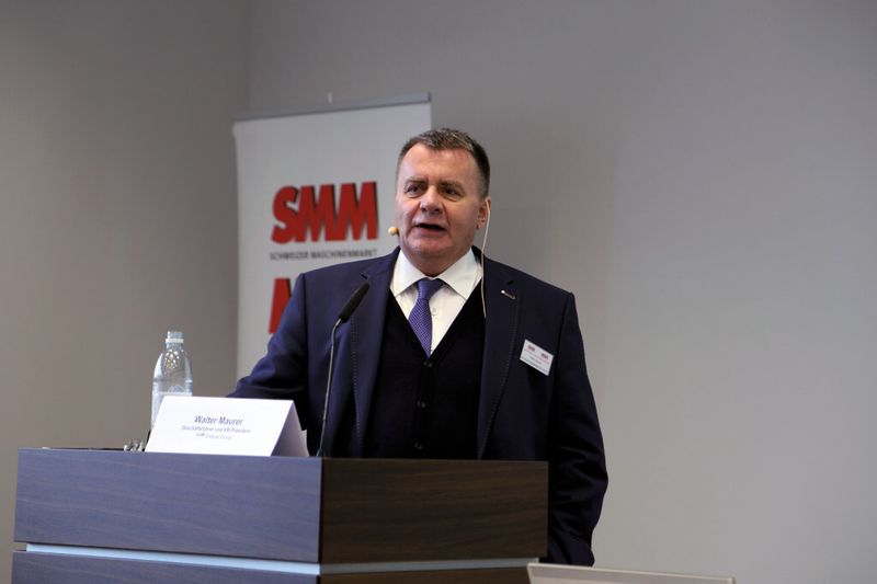 Walter Maurer von der Waterjet Group informierte über die Möglichkeiten und die künftigen Trends im Bereich Wasserstrahlschneiden. (Bild: SMM)