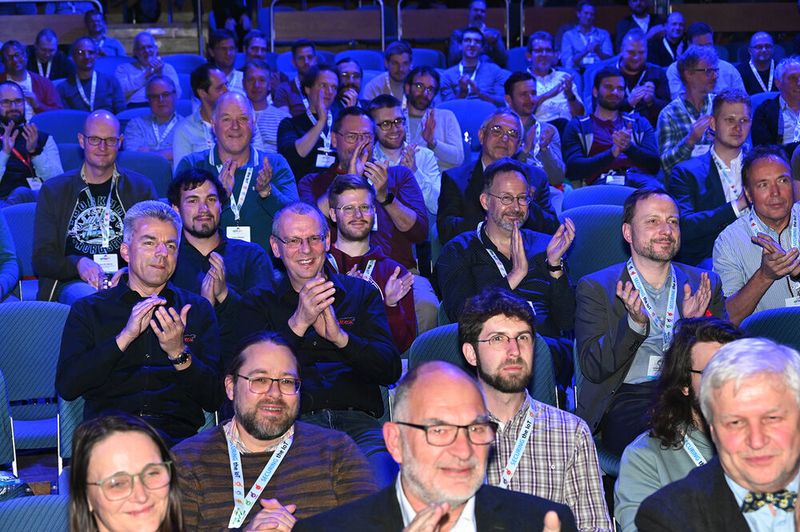 Die Abendveranstaltung: Die ESE-prise machte sich auf die Suche nach dem Ursprung des Kongresses und stieß dabei auf einige antike Videoclips, die Licht ins Dunkel brachten.  (Bild: ESE Kongress)