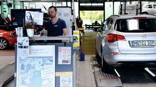 Arbeitsplatz in der Direktannahme: Die Anwender können aus dem DMS heraus E-Mails samt Anhang verschicken.  (Mauritz)