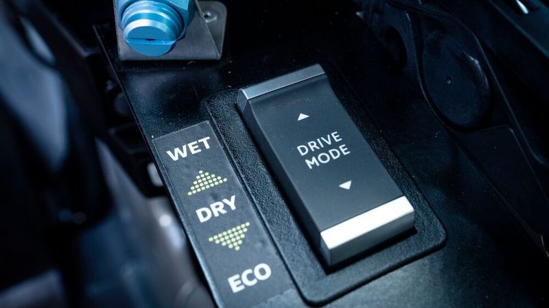 Mit einem Unterschied: Es fehlt der lange Schalthebel, mit dem der Fahrer die Gänge im Bruchteil einer Sekunde wechseln kann. (Bild: Opel)