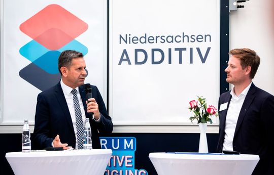 Am 12. September dürfens sich 3D-Druck-Enthusiasten auf das Forum Additive Fertigung 2024 beim LZH in Hannover freuen. Auch die beste 3D-Druck-Idee wird ausgezeichnet. Mit dabei ist wieder der Wirtschaftsminister Olaf Lies (links), der die Veranstaltung begleitet.(Bild:  L. Schulz)