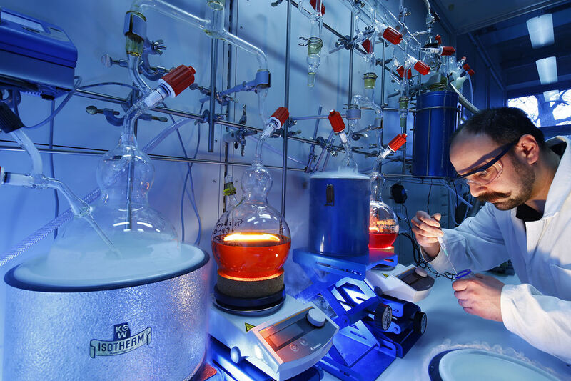 Chemische Synthese der Blockcopolymeren im Labor (Bild: Fraunhofer LBF, Hessen schafft Wissen)