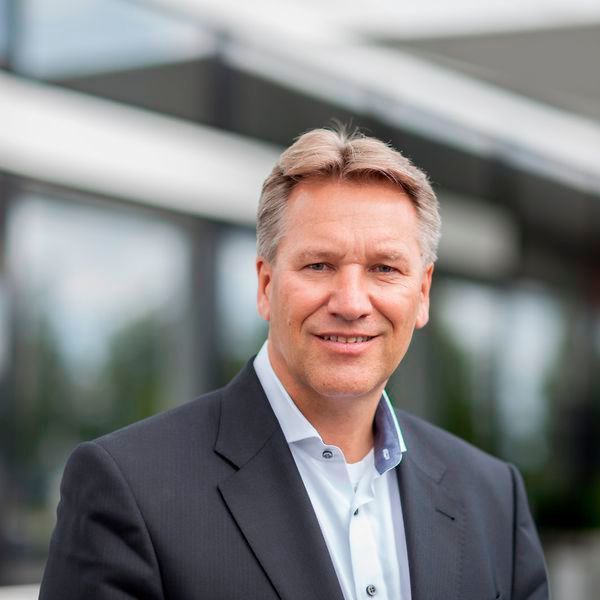 Rainer Schulz wird neues Mitglied im Verwaltungsrat der Bühler Group: Nach dem Studium der Produktionstechnik, für das Schulz mit dem Förderpreis des Vereins Deutscher Ingenieure VDI ausgezeichnet wurde, war Rainer Schulz zunächst in verschiedenen Funktionen der Materialwirtschaft und Produktionslogistik in der Elektronik- und Maschinenbaubranche tätig. Seit 1995 war Rainer Schulz als Produktionsleiter und nachfolgend als Gesamt-Einkaufsleiter für die weltweite Beschaffung des Triebwerksbauers BMW Rolls-Royce Aero Engines zuständig. 2001 wechselte er zur global tätigen Rehau-Unternehmensgruppe. Als Chief Operating Officer verantwortete er innerhalb der Geschäftsleitung die Ressorts Technik, Produktion und Materialwirtschaft. 2010 wurde Rainer Schulz zum CEO der Rehau-Gruppe ernannt und hatte dieses Amt bis Mitte 2018 inne.  Unsere Bildergalerie „In aller Kürze: Personalmeldungen aus der Prozessindustrie“ zeigt Ihnen kompakt die personellen Veränderungen in den Chefetagen der deutschen Prozess- und Chemieindustrie. Den jeweiligen passenden Beitrag finden Sie hier. (Bild: Bühler Group)