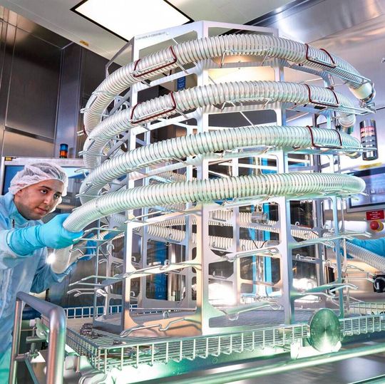 Blick in die Solid Launch Fabrik:  Mitarbeiter von Boehringer Ingelheim bei der Vorbereitung von Produkttransferschläuchen für die Reinigung.(Bild:  Boehringer Ingelheim)