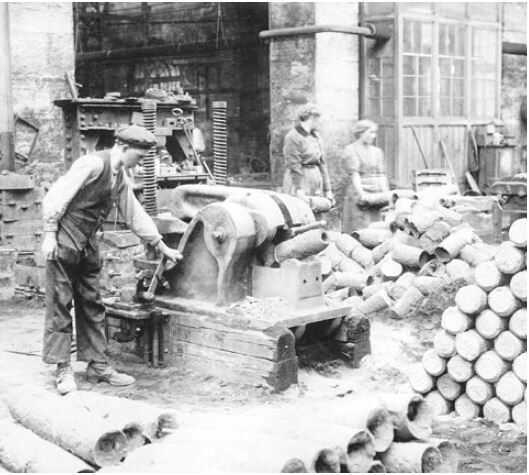 Schon im Ersten Weltkrieg war das Hütttenwerk kriegswichtig. Auf dem Bild aus dem Jahr 1914 sieht man Hilfsarbeiter und Arbeiterinnen beim Bedienen eines Granatenpresswerks. (Bild: SHW AG)