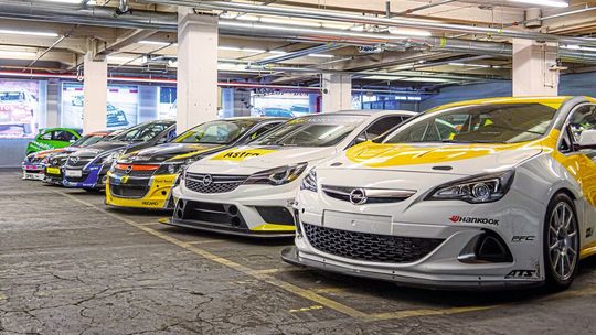 Für Sportfans: der neue Rundgang „Tourenwagen: Kompromisslos auf Höchstleistung getrimmt“(Bild:  Opel Automobile)